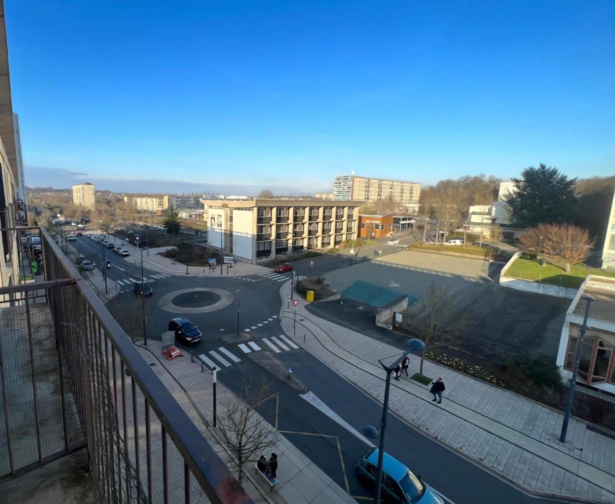 Chambre Neuve Dans Un Logement Partage A 10 Minute Du Circuit 24H Allonnes  Kültér fotó